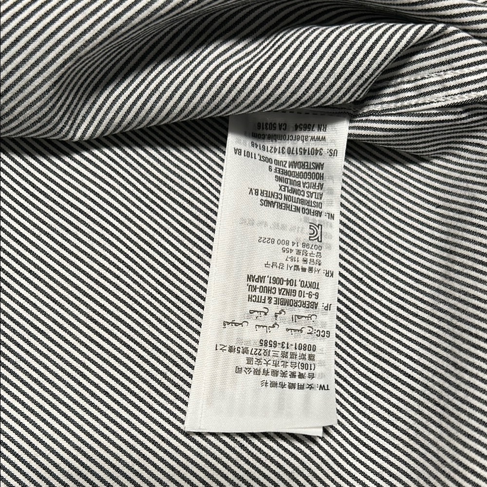 Hollister NWOT Black and White Casual Button Down Shirt - Picture 4 of 4